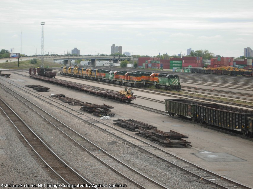 BN 7044, 1828 + BNSF Engines